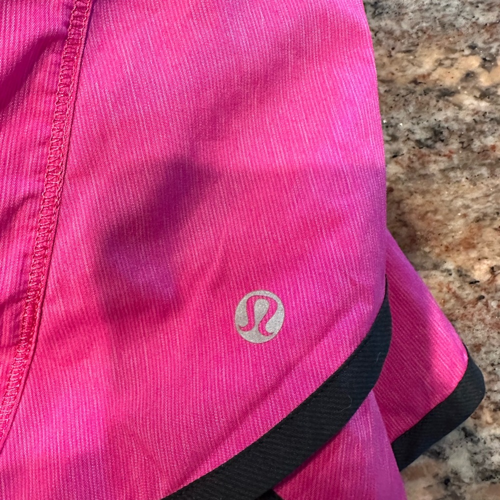 Lululemon shorts size 8 - Picture 3 of 3